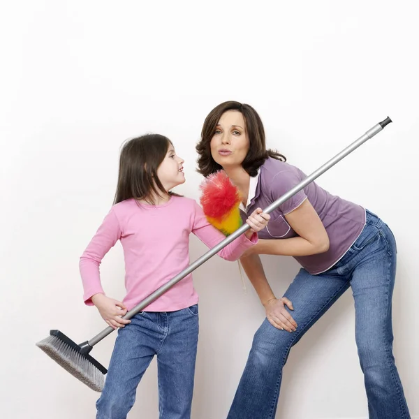 Mutter Und Tochter Mit Besen Und Staubwedel — Stockfoto