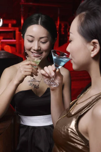 Deux Jeunes Femmes Dans Restaurant — Photo