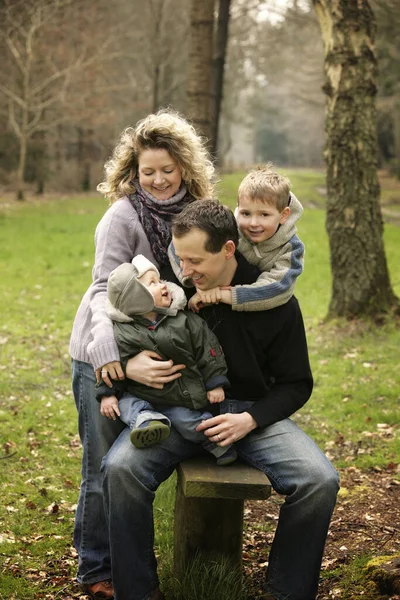 Familj Treåriga Pojke Och Unga Flickor Har Roligt Höstparken — Stockfoto