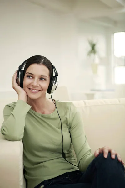 Frau Mit Kopfhörer Hört Musik — Stockfoto