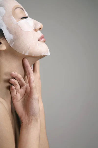 Yüzünde Kağıt Maske Olan Bir Kadın — Stok fotoğraf