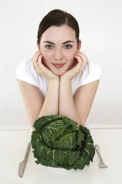 Donna Che Poggia Mento Sulle Palme Cavolo Sul Piatto — Foto Stock