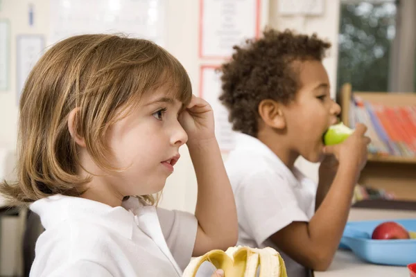 Flicka Med Skalad Banan Pojke Äter Grönt Äpple Bakgrunden — Stockfoto