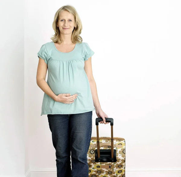 Zwangere Vrouw Met Een Reistas — Stockfoto