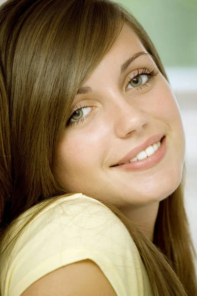 Menina Sorrindo Para Câmera — Fotografia de Stock