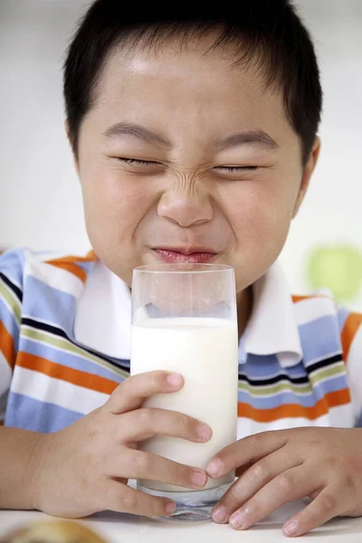 Мальчик Закрывает Глаза Перед Выпить Стакан Молока — стоковое фото