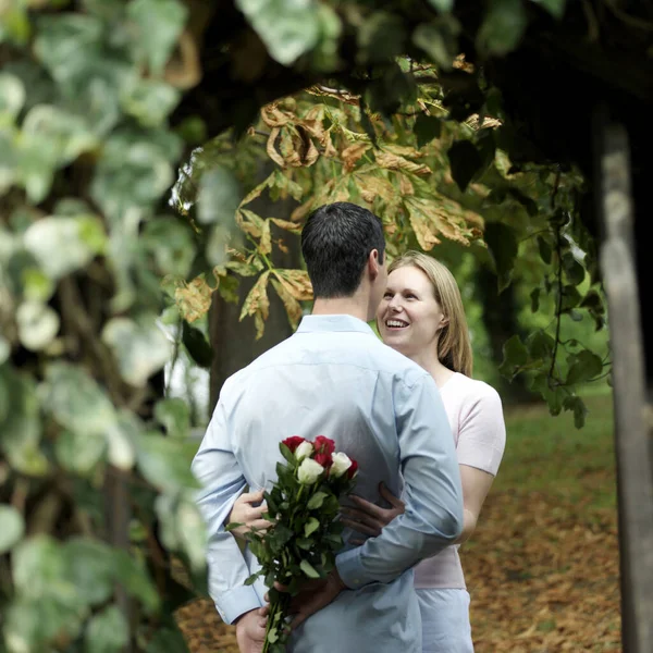 Homme Cachant Bouquet Fleurs Petite Amie — Photo