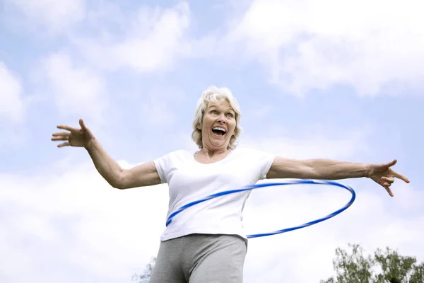 Senior Mulher Brincando Com Aro Plástico Parque — Fotografia de Stock