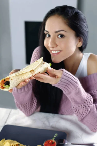 Mujer Disfrutando Envolturas Tortilla Servidas Con Nachos Salsa Tomate Lado — Foto de Stock