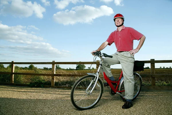 Hombre Mayor Con Casco Posando Bicicleta — Foto de Stock