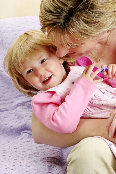 Een Vrouw Die Haar Dochter Probeert Kussen Die Haar Schoot — Stockfoto