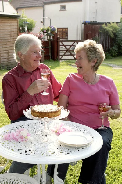 Ein Liebespaar Feiert Jubiläum Garten — Stockfoto