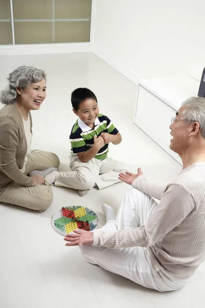 Senior Pärchen Und Junge Chattet Während Spielen Chinesisch Checkers — Stockfoto