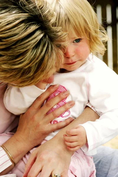 Woman Sitting Holding Her Daughter Her Arms — Stock Photo, Image