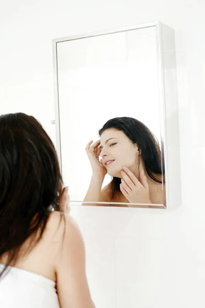 Mujer Mirando Cara Espejo — Foto de Stock