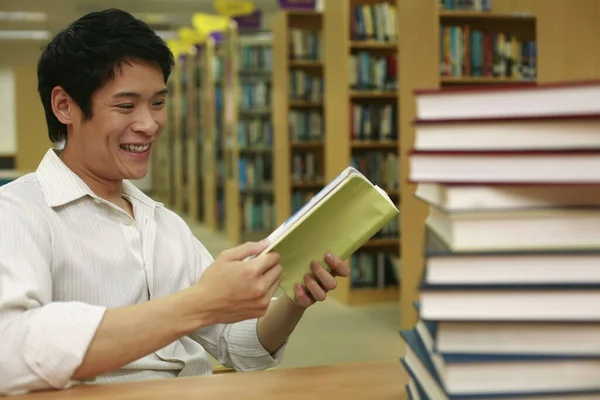 Hombre Leyendo Libro Biblioteca —  Fotos de Stock