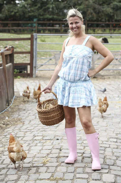 Γυναίκα Καλάθι Αυγών — Φωτογραφία Αρχείου