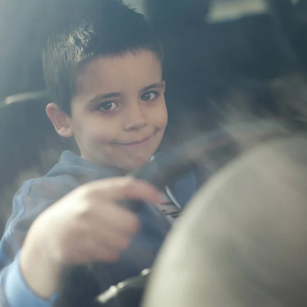 Junge Sitzt Auto Und Hält Das Lenkrad — Stockfoto