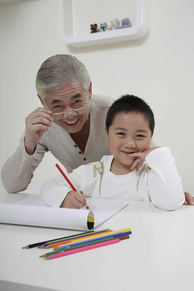 Chlapec Usmívá Při Kreslení Starší Muž Stojí Ním — Stock fotografie