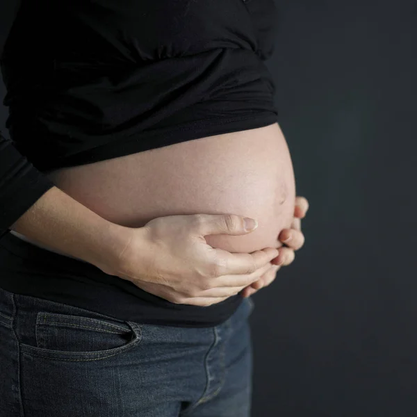 Schwangere Berührt Ihren Bauch — Stockfoto