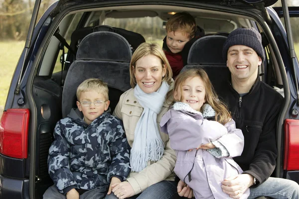 Família Feliz Sentado Carro — Fotografia de Stock