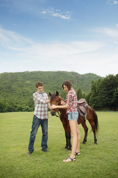 Man Vrouw Met Paard — Stockfoto