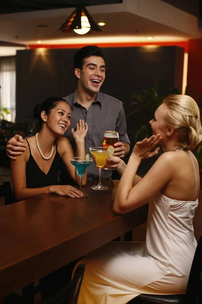 Mężczyzna Kobieta Piją Rozmawiają Barze — Zdjęcie stockowe