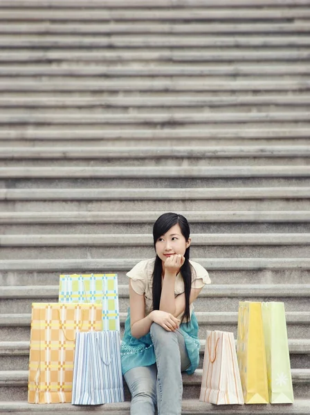 Kobieta Papierowymi Torbami Siedząca Schodach — Zdjęcie stockowe