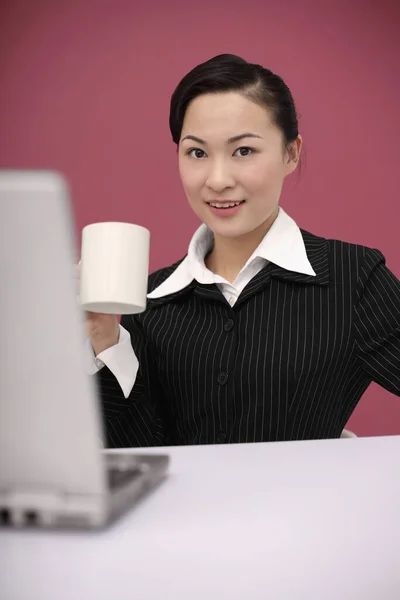 Деловая Женщина Держит Чашку Кофе Глядя Ноутбук — стоковое фото