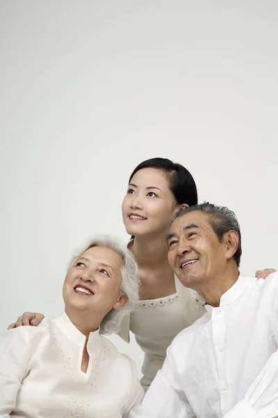 Kvinna Och Senior Par Ler Medan Tittar Bort — Stockfoto