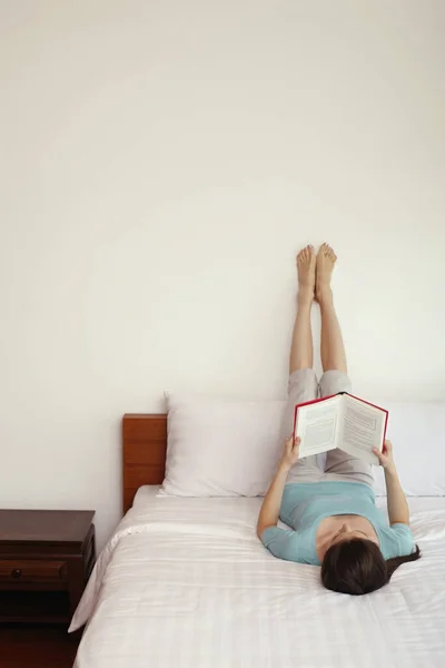 Жінка Лежить Ліжку Читає Книгу — стокове фото