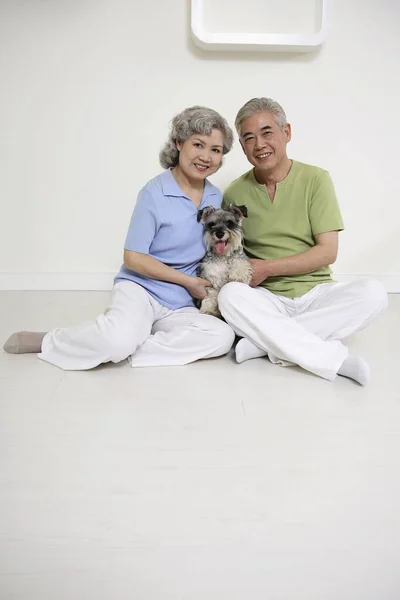 Senior Man Senior Vrouw Poseren Met Hond — Stockfoto