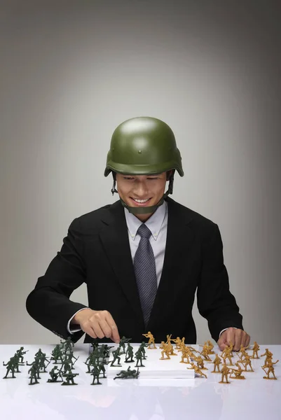 Επιχειρηματίας Παίζει Στρατιώτες Παιχνίδι — Φωτογραφία Αρχείου