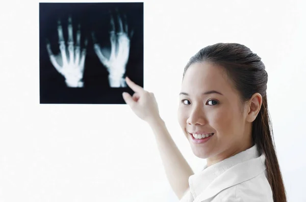 Doctora Apuntando Rayos Mano —  Fotos de Stock