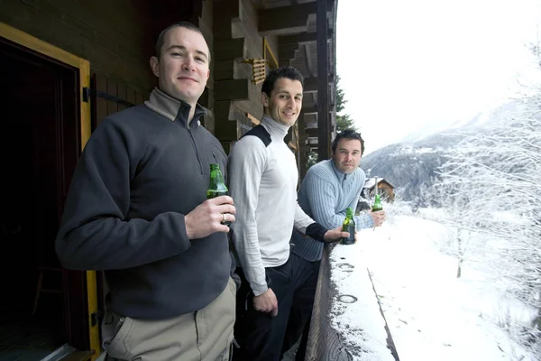 Homens Desfrutando Suas Bebidas Chalé — Fotografia de Stock