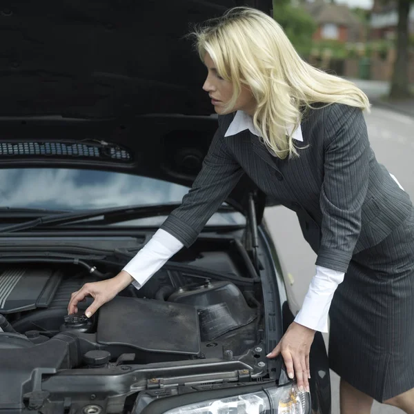 Mujer Negocios Mirando Debajo Capucha Del Coche — Foto de Stock