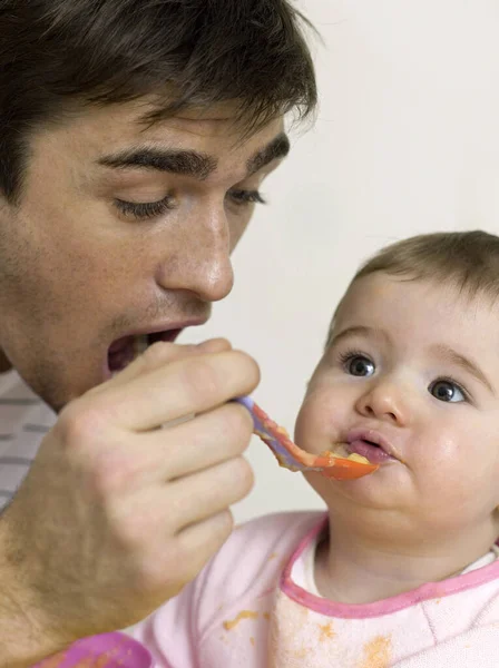 Pai Alimentando Bebê Menina — Fotografia de Stock