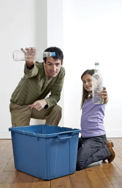 Újrahasznosítandó Műanyag Palackokat Tartó Férfi Lány — Stock Fotó