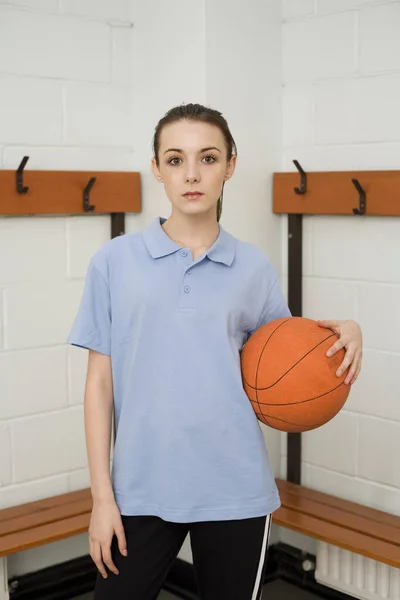 Ragazza Che Tiene Basket Nello Spogliatoio — Foto Stock