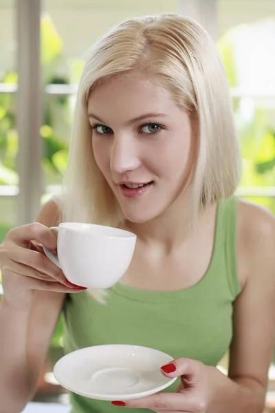 Mujer Disfrutando Una Taza Café — Foto de Stock