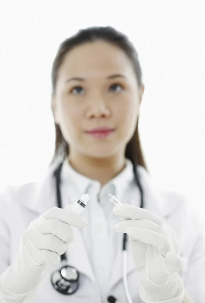 Ženský Lékař Injekční Stříkačkou — Stock fotografie