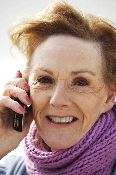 여자가 전화로 누군가에게 이야기하는 — 스톡 사진