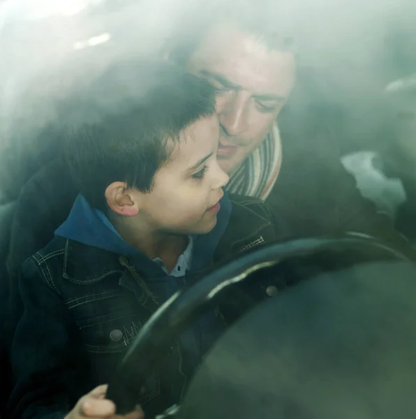 Menino Sentado Colo Pai Segurando Volante — Fotografia de Stock