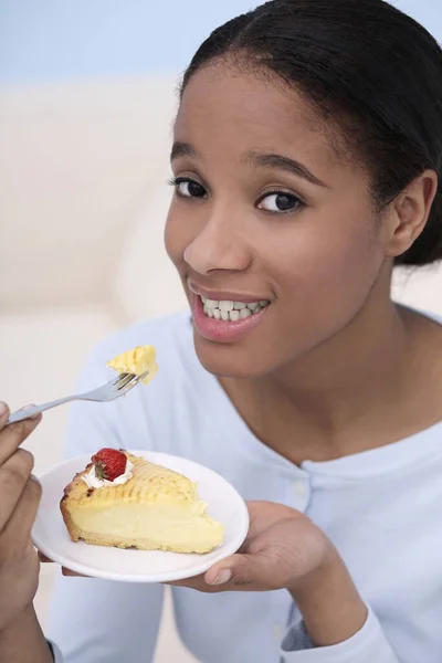 Mujer Disfrutando Plato Pastel —  Fotos de Stock