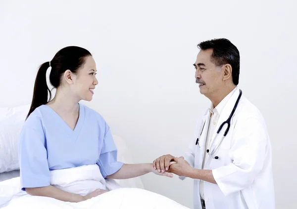 Paciente Recuperação Conversando Com Médico — Fotografia de Stock