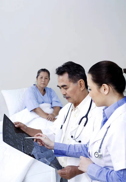 Médicos Discutiendo Sobre Una Radiografía —  Fotos de Stock