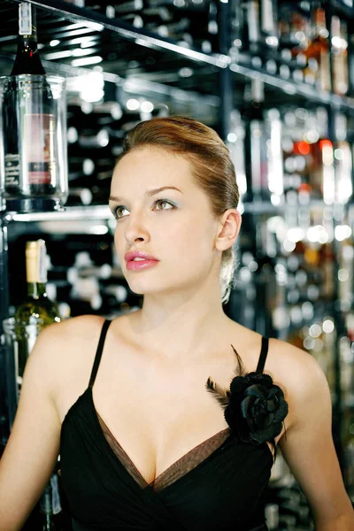 Mujer Eligiendo Vino Una Bodega —  Fotos de Stock