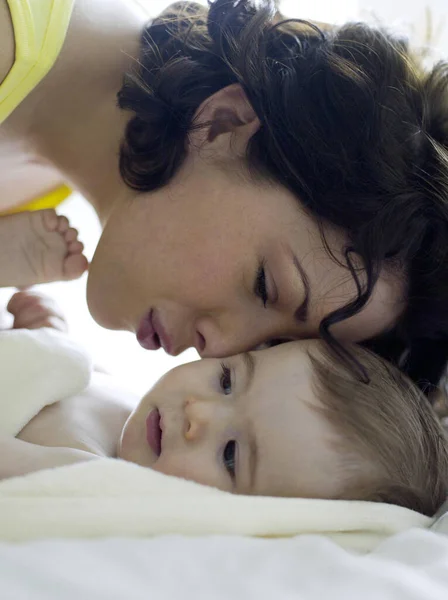 Mãe Brincando Com Bebê Menina — Fotografia de Stock