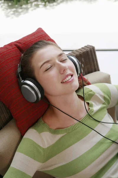 Vrouw Die Naar Muziek Luistert Hoofdtelefoon — Stockfoto