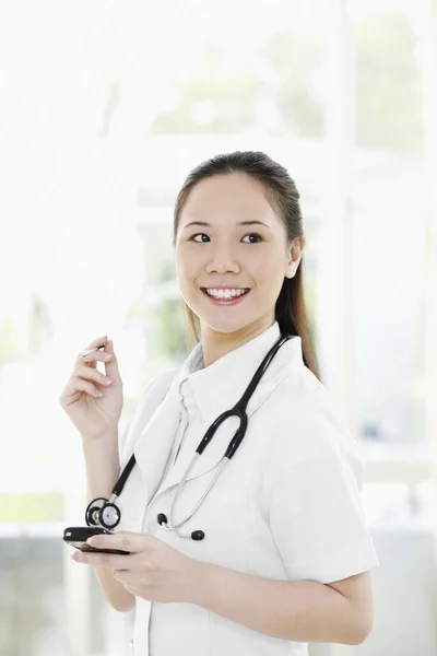 Γυναίκα Γιατρός Χαμογελά Κρατώντας Palmtop — Φωτογραφία Αρχείου